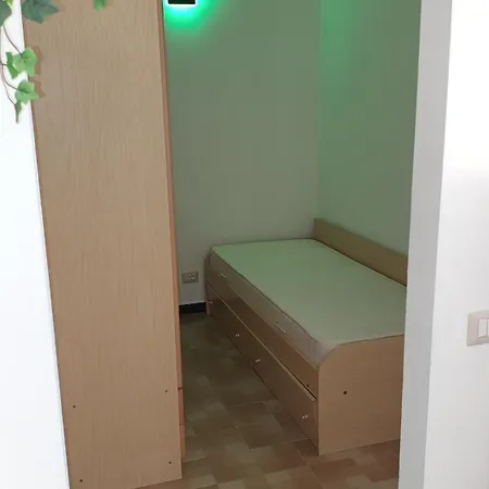 - Apartament With Free Garage In Near The Sea And The Station- شقة *