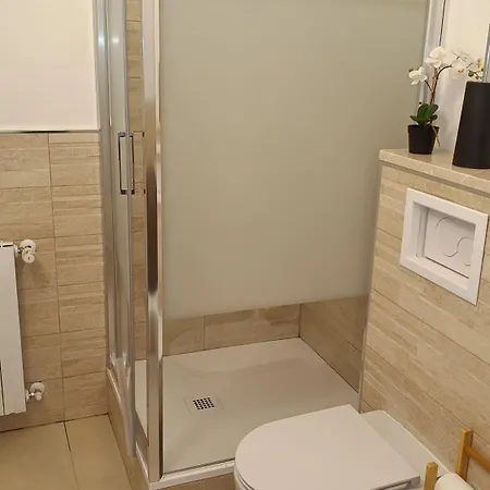 - Apartament With Free Garage In Near The Sea And The Station- لافانيا