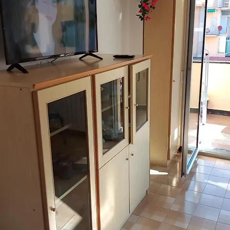- Apartament With Free Garage In Near The Sea And The Station- شقة