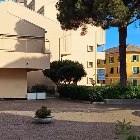 - Apartament With Free Garage In Near The Sea And The Station- شقة *